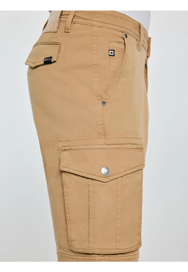 Big-Star - Szorty męskie z kieszeniami cargo beżowe Morrise 801. Okazja: na co dzień. Kolor: beżowy. Materiał: materiał, bawełna, elastan. Styl: casual, sportowy