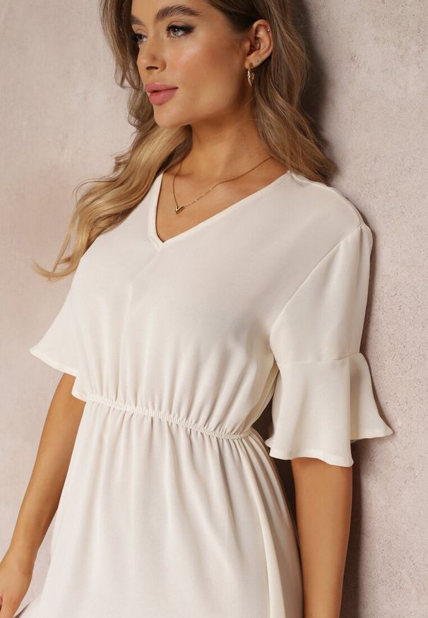 Renee - Beżowa Sukienka Parthesio. Kolor: beżowy. Materiał: wiskoza, materiał. Długość rękawa: krótki rękaw. Sezon: lato. Długość: midi