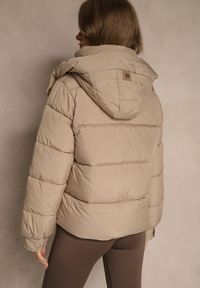 Renee - Beżowa Kurtka Puffer z Pikowanymi Przeszyciami i Odpinanym Kapturem Gallerea. Okazja: na co dzień, na spacer. Kolor: beżowy. Materiał: zamsz, jeans, poliester, dzianina. Styl: sportowy, casual