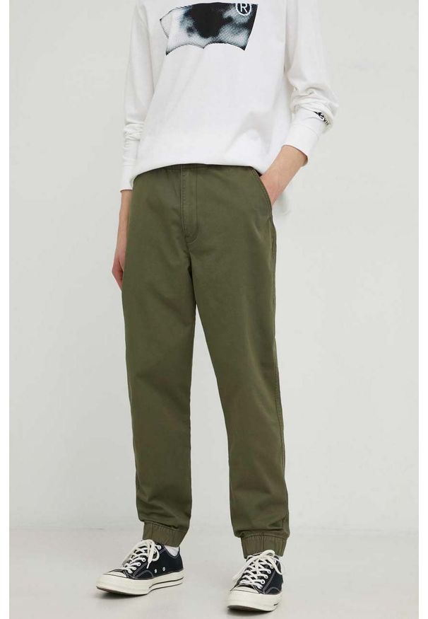 Levi's® - Levi's spodnie męskie kolor zielony w fasonie chinos. Okazja: na spotkanie biznesowe. Kolor: zielony. Materiał: tkanina, materiał. Wzór: gładki. Styl: biznesowy