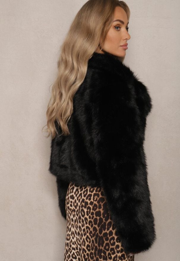 Renee - Czarna Krótka Kurtka z Futerkiem Zdobiona Szerokim Kołnierzem Tormia. Okazja: na spacer, na co dzień. Kolor: czarny. Materiał: futro. Długość: krótkie. Wzór: aplikacja. Styl: casual, klasyczny