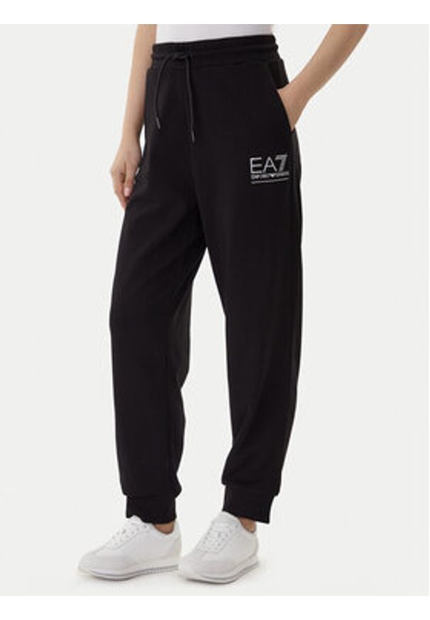 EA7 Emporio Armani Dres 7W000420 AF12473 MC026 Czarny Relaxed Fit. Kolor: czarny. Materiał: bawełna