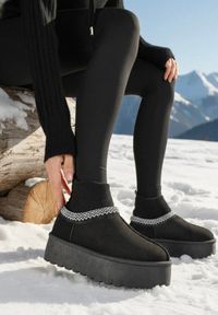 Born2be - Czarne Śniegowce VICES na Grubej Podeszwie z Haftem i Skarpetkową Cholewką Enantia. Okazja: na co dzień. Kolor: czarny. Materiał: jeans, futro. Szerokość cholewki: normalna. Wzór: haft. Styl: casual, elegancki #1