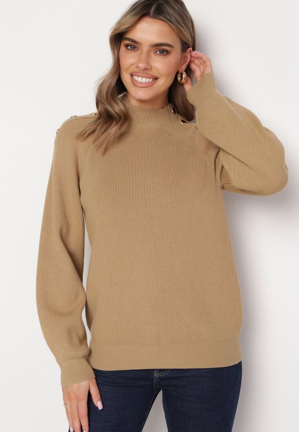 Born2be - Beżowy Sweter Dzianinowy z Długim Rękawem i Guzikami Omes. Kolor: beżowy. Materiał: dzianina. Długość rękawa: długi rękaw. Długość: długie