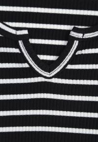 Born2be - Czarny Bawełniany Krótki Prążkowany Top w Paski z Wycięciem przy Dekolcie Isereia. Okazja: na co dzień. Kolor: czarny. Materiał: bawełna, prążkowany. Długość: krótkie. Wzór: paski. Styl: casual #4
