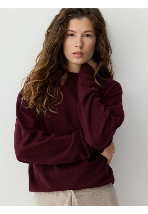 Reserved - Sweter z wełny merino - mahoniowy. Kolor: brązowy. Materiał: wełna