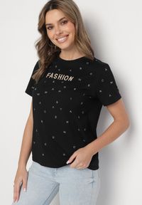 Born2be - Czarny T-shirt z Bawełny z Cyrkoniami i Napisem Nalanielle. Okazja: na co dzień. Kolor: czarny. Materiał: bawełna. Wzór: napisy. Styl: sportowy, casual, elegancki, klasyczny