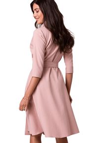 BeWear - Rozkloszowana sukienka kopertowa z wiązaniem w pasie różowa. Okazja: do pracy. Kolor: różowy. Typ sukienki: kopertowe. Styl: elegancki, wizytowy #3