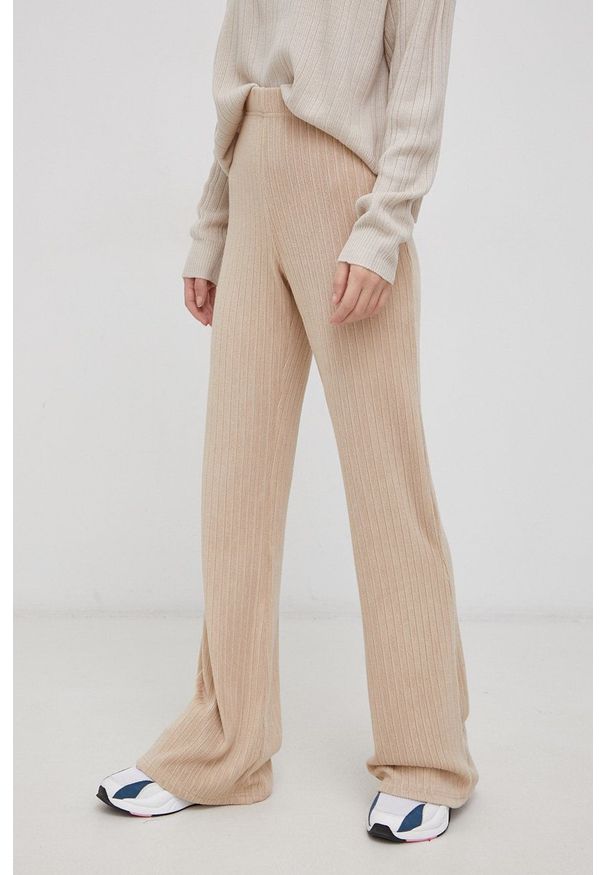 only - Only Spodnie damskie kolor beżowy dzwony high waist. Stan: podwyższony. Kolor: beżowy. Materiał: materiał