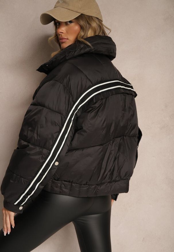 Renee - Czarna Kurtka Oversize z Pikowanymi Przeszyciami Kieszeniami i Ściągaczem Zinnaria. Okazja: na co dzień. Kolor: czarny. Materiał: jeans. Styl: klasyczny, casual