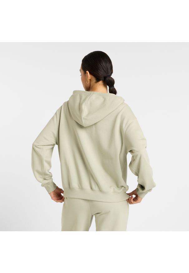 Bluza damska New Balance WT41507OVN – zielona. Okazja: na co dzień. Typ kołnierza: kaptur. Kolor: zielony. Materiał: poliester, dresówka, prążkowany, bawełna. Styl: casual, klasyczny