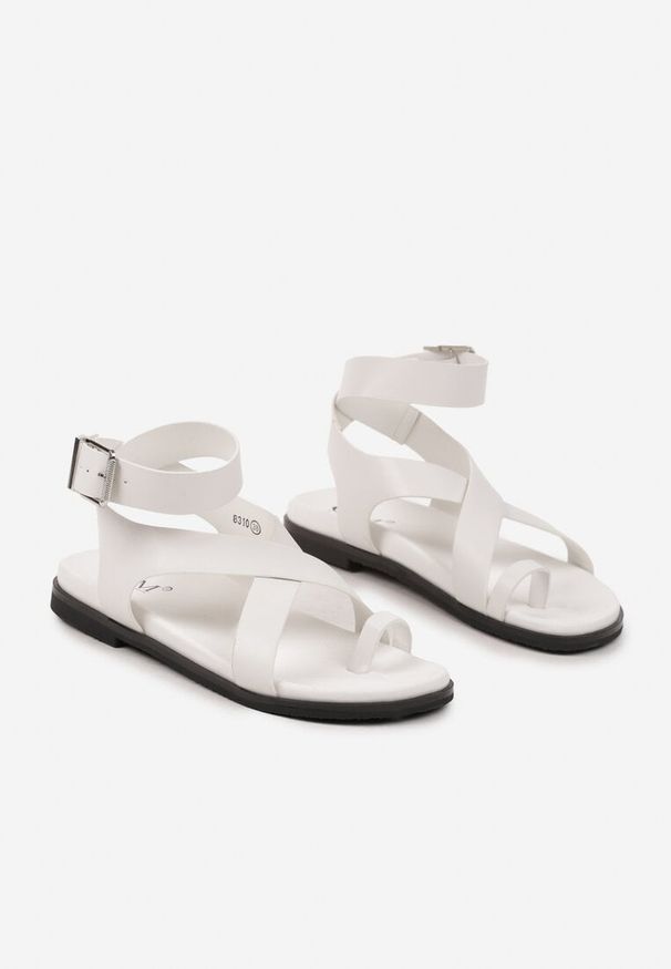 Born2be - Białe Sandały w Stylu Japonek z Geometrycznymi Paskami Kerraza. Okazja: na co dzień. Zapięcie: pasek. Kolor: biały. Materiał: jeans. Wzór: geometria. Obcas: na płaskiej podeszwie. Styl: elegancki, casual