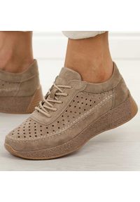 J.Brązowe pikowane skórzane półbuty damskie Sergio Leone sp013. Okazja: na co dzień. Nosek buta: okrągły. Zapięcie: sznurówki. Kolor: brązowy. Materiał: zamsz, skóra. Szerokość cholewki: normalna. Sezon: wiosna, jesień, lato. Styl: casual, elegancki, klasyczny #1