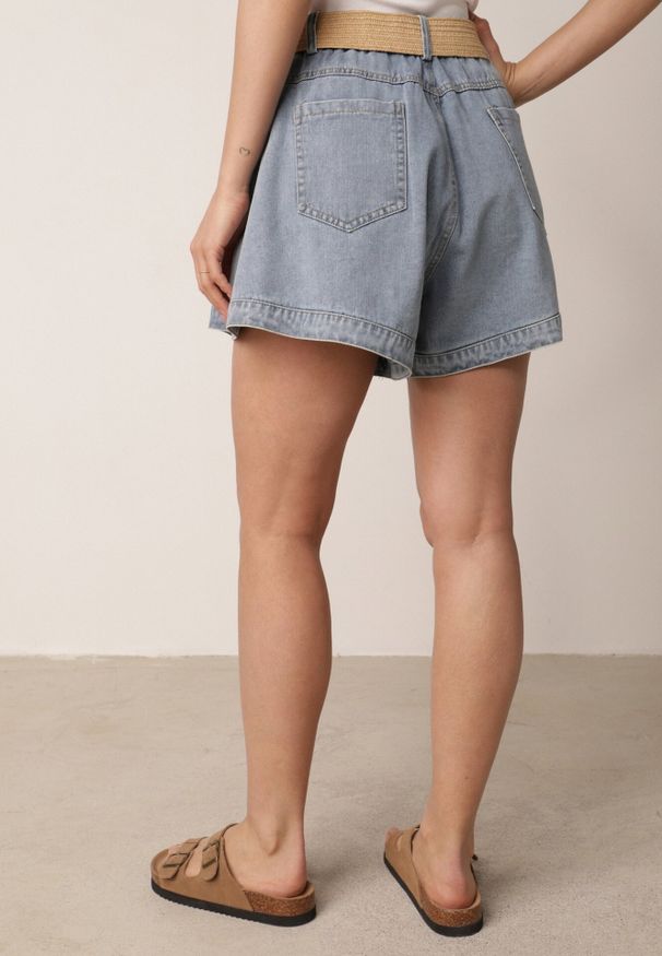 Born2be - Jasnoniebieskie Luźne Szorty Jeansowe Bawełniane z Paskiem Mezyss. Okazja: do pracy, na co dzień. Stan: podwyższony. Kolor: niebieski. Materiał: bawełna, jeans. Styl: casual