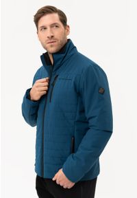 Volcano - Lekka, pikowana kurtka J-DAGO. Okazja: na co dzień. Typ kołnierza: kołnierzyk stójkowy. Materiał: materiał, polar. Wzór: napisy. Styl: casual #1