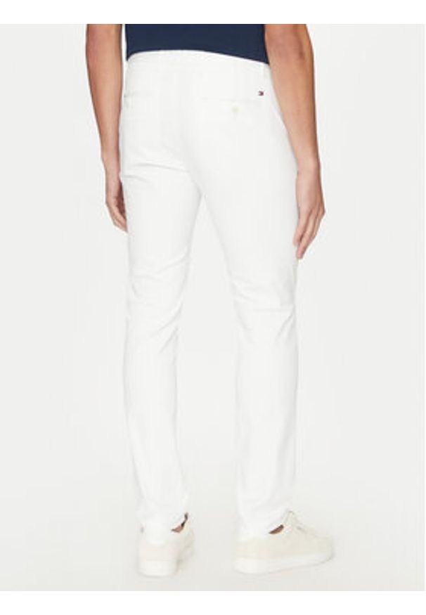 TOMMY HILFIGER - Tommy Hilfiger Chinosy Bleecker MW0MW26619 Biały Slim Fit. Kolor: biały. Materiał: bawełna
