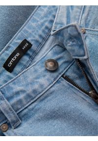 Ombre Clothing - Męskie spodnie jeansowe CARROT FIT z delikatnymi przetarciami – jasnoniebieskie V2. Okazja: na co dzień. Kolor: niebieski. Materiał: jeans. Wzór: aplikacja. Styl: casual #10