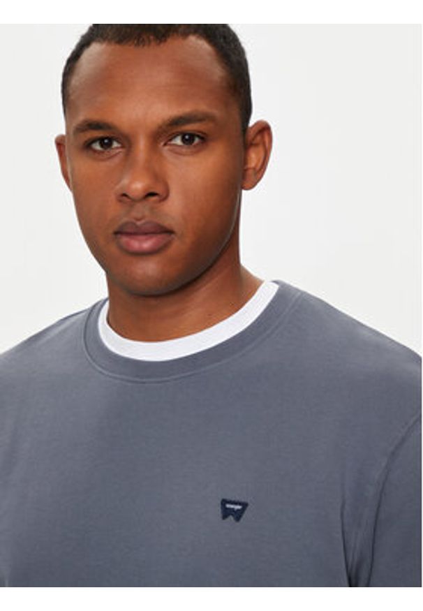 Wrangler Bluza Sign Off 112357335 Niebieski Regular Fit. Kolor: niebieski. Materiał: bawełna