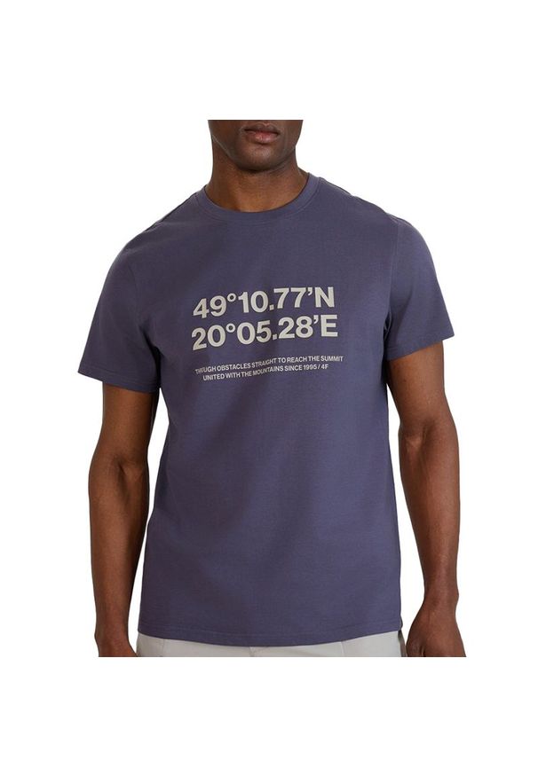 4f - Koszulka męska 4F WSS25TTSHM220922S - fioletowa. Kolor: fioletowy. Materiał: bawełna, dresówka, tkanina. Długość rękawa: krótki rękaw. Długość: krótkie