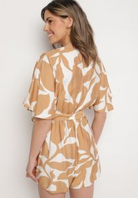 Born2be - Beżowy Kopertowy Kombinezon z Wiskozą z Wiązanym Paskiem i Krótkimi Nogawkami Folamera. Okazja: na co dzień. Kolor: beżowy. Materiał: wiskoza. Długość: krótkie. Sezon: lato. Styl: casual #4