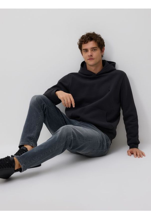 Reserved - Jeansy slim fit z efektem sprania - granatowy. Kolor: niebieski