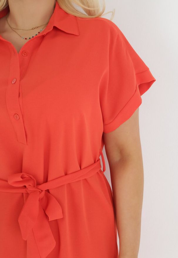 Born2be - Pomarańczowa Koszulowa Sukienka z Krótkim Rękawem i Wiązaniem w Pasie Mistie. Kolekcja: plus size. Kolor: pomarańczowy. Materiał: materiał. Długość rękawa: krótki rękaw. Wzór: gładki. Sezon: lato, wiosna. Typ sukienki: koszulowe. Długość: midi