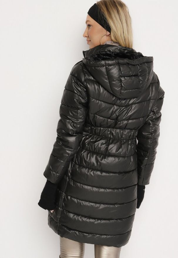 Born2be - Czarna Kurtka Pikowana o Długim Kroju z Kapturem i Dwustronnym Suwakiem Sanasira. Okazja: na co dzień. Typ kołnierza: kaptur. Kolor: czarny. Materiał: jeans. Długość: długie. Styl: casual, elegancki