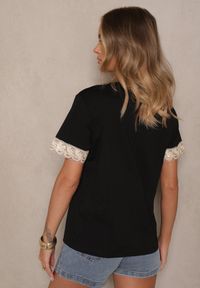 Renee - Czarny Bawełniany T-shirt z Koronkowymi Zdobieniami i Cekinami Drane. Okazja: na co dzień, na imprezę. Kolor: czarny. Materiał: bawełna, koronka. Wzór: aplikacja. Styl: elegancki, casual