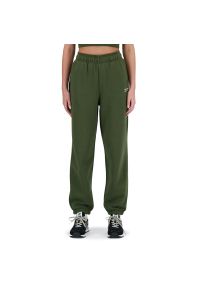 Spodnie New Balance WP33513KOU - zielone. Kolor: zielony. Materiał: bawełna, poliester, prążkowany, materiał, dresówka. Wzór: napisy #1