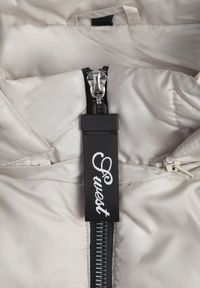 Born2be - Ciemnoszara Pikowana Kurtka Ozdobiona Pikowaniem z Odpinanym Kapturem Falerosa. Okazja: na co dzień, na spacer. Kolekcja: plus size. Kolor: szary. Materiał: jeans. Wzór: aplikacja. Styl: casual #2