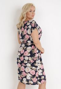 Born2be - Granatowo-Różowa Sukienka Endiore. Okazja: na ślub cywilny, na randkę, na wesele. Kolekcja: plus size. Kolor: niebieski. Wzór: aplikacja, kwiaty, nadruk. Typ sukienki: dla puszystych. Materiał: tkanina. Długość rękawa: krótki rękaw. Sezon: lato. Długość: midi #6
