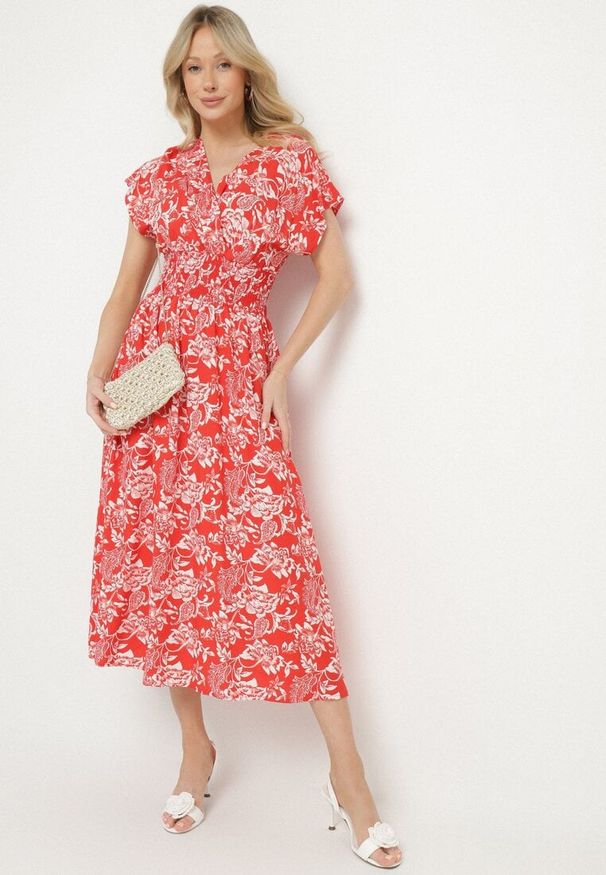 Born2be - Czerwona Kopertowa Sukienka z Bawełną w Kwiatowy Wzór Ldivira. Okazja: na spacer, na imprezę, na co dzień. Kolor: czerwony. Materiał: bawełna. Wzór: kwiaty. Sezon: wiosna, lato. Typ sukienki: kopertowe. Styl: casual