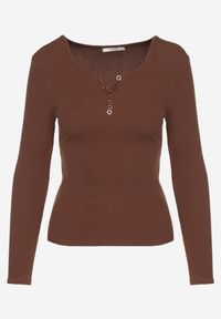 Renee - Brązowa Bawełniana Bluzka Longsleeve z Prążkowanej Tkaniny z Guziczkami Amandria. Okazja: na co dzień. Kolor: brązowy. Materiał: prążkowany, bawełna, tkanina. Długość rękawa: długi rękaw. Styl: casual #5