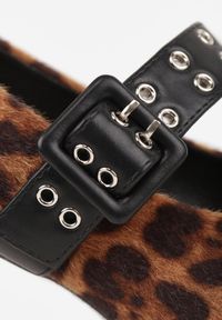 Born2be - Panterkowe Czółenka Vices na Szpilce ze Skórzaną Wkładką Ozdobione Nitami Aribene. Okazja: na spotkanie biznesowe. Zapięcie: sprzączka. Materiał: skóra. Wzór: aplikacja. Obcas: na szpilce. Styl: klasyczny, biznesowy, elegancki #4