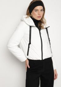 Born2be - Biała Pikowana Kurtka z Kapturem o Klasycznym Kroju Tulasia. Okazja: na co dzień. Typ kołnierza: kaptur. Kolor: biały. Materiał: jeans. Styl: klasyczny #4