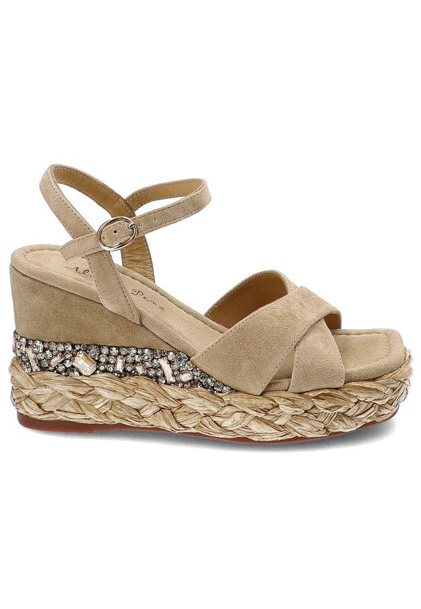Beżowe Sandały Alma En Pena Eleganckie Buty Na Koturnie. Okazja: na co dzień, na spacer. Zapięcie: sprzączka, pasek. Kolor: beżowy. Szerokość cholewki: normalna. Wzór: aplikacja, paski. Materiał: dziergany, skóra, zamsz. Sezon: lato. Obcas: na koturnie. Styl: elegancki. Wysokość obcasa: średni