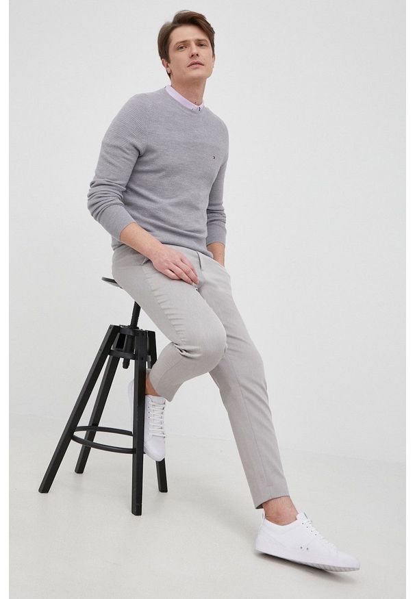 Selected spodnie męskie kolor szary w fasonie chinos. Okazja: na co dzień. Kolor: szary. Materiał: materiał, bawełna, tkanina. Styl: casual