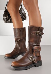 Renee - Brązowe Botki Biker Boots Zdobione Klamerkami i Kieszonką Nalinnea. Okazja: na imprezę, na co dzień. Kolor: brązowy. Materiał: jeans, skóra. Wzór: aplikacja. Styl: elegancki, casual, rockowy #4