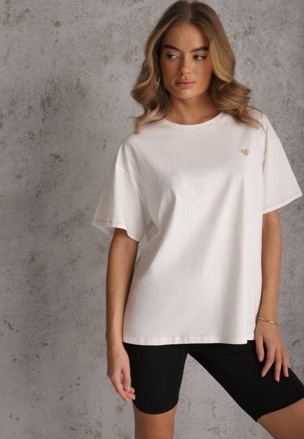 Renee - Biały T-shirt z Bawełny z Motywem Serca i Łańcuszkiem Carilnessa. Okazja: na co dzień. Kolekcja: plus size. Kolor: biały. Materiał: bawełna. Styl: casual, klasyczny