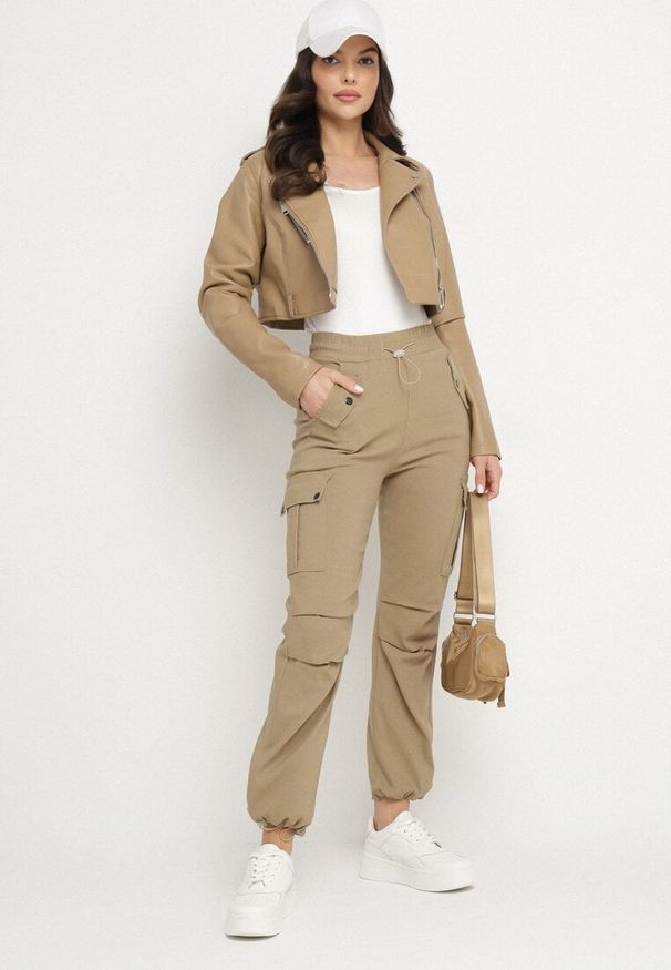 Born2be - Ciemnobeżowe Spodnie z Bawełną Typu Cargo z Wysokim Stanem Evivoria. Okazja: na co dzień. Stan: podwyższony. Kolor: beżowy. Materiał: bawełna. Styl: casual