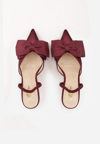 Renee - Bordowe Szpilki o Satynowym Wykończeniu z Aplikacją w Kształcie Kokardy Gihaen. Okazja: do pracy. Kolor: czerwony. Materiał: satyna. Wzór: aplikacja. Obcas: na szpilce #6