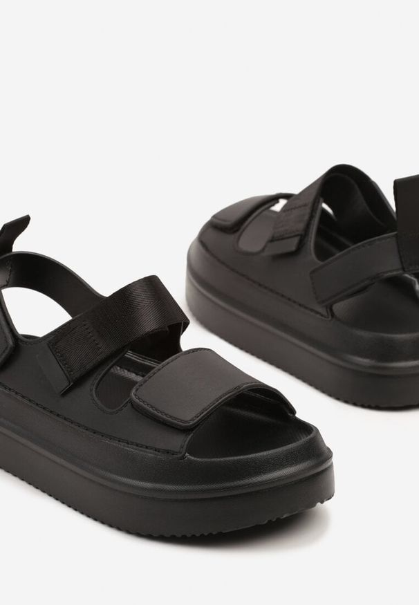 Renee - Czarne Sandały na Platformie Ozdobione Dwoma Paskami Sovoiti. Zapięcie: pasek. Kolor: czarny. Wzór: aplikacja. Sezon: lato. Obcas: na platformie. Styl: elegancki. Wysokość obcasa: średni