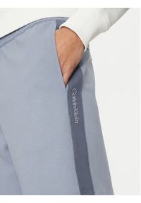 Calvin Klein Jeans Szorty sportowe J30J327246 Niebieski Relaxed Fit. Kolor: niebieski. Materiał: bawełna, syntetyk. Styl: sportowy