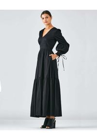 CASTELLANI - Czarna sukienka maxi z bufiastymi rękawami. Typ kołnierza: dekolt w kształcie V. Kolor: czarny. Materiał: bawełna. Długość: maxi #6