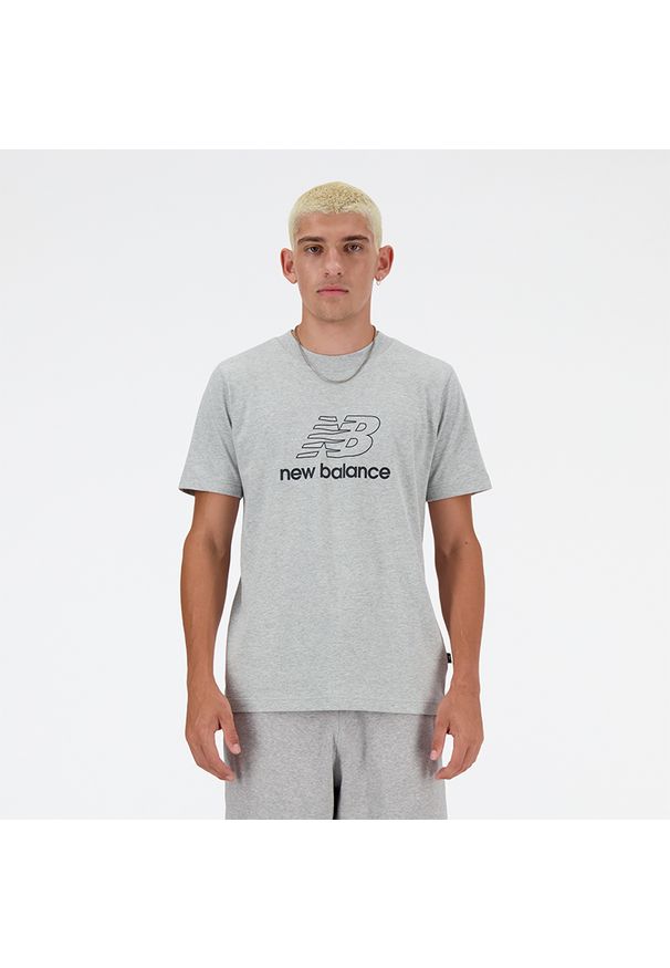 Koszulka męska New Balance MT41906AG – szara. Kolor: szary. Materiał: bawełna, dresówka. Długość rękawa: krótki rękaw. Długość: krótkie. Wzór: napisy