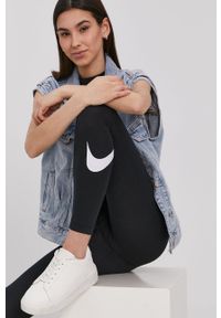 Nike Sportswear - Legginsy. Kolor: czarny. Materiał: dzianina. Wzór: nadruk