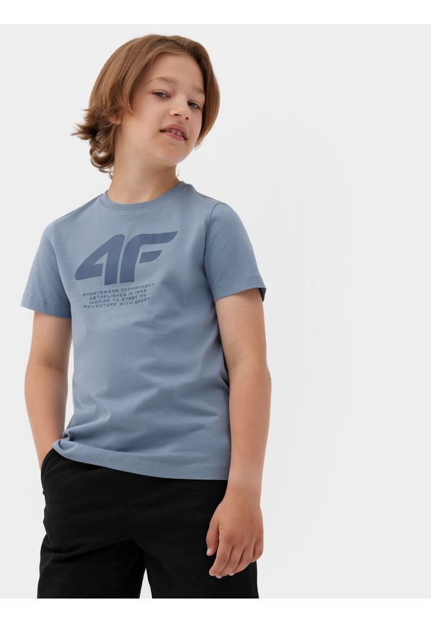 4f - T-shirt z nadrukiem chłopięcy - niebieski. Kolor: niebieski. Materiał: bawełna. Wzór: nadruk