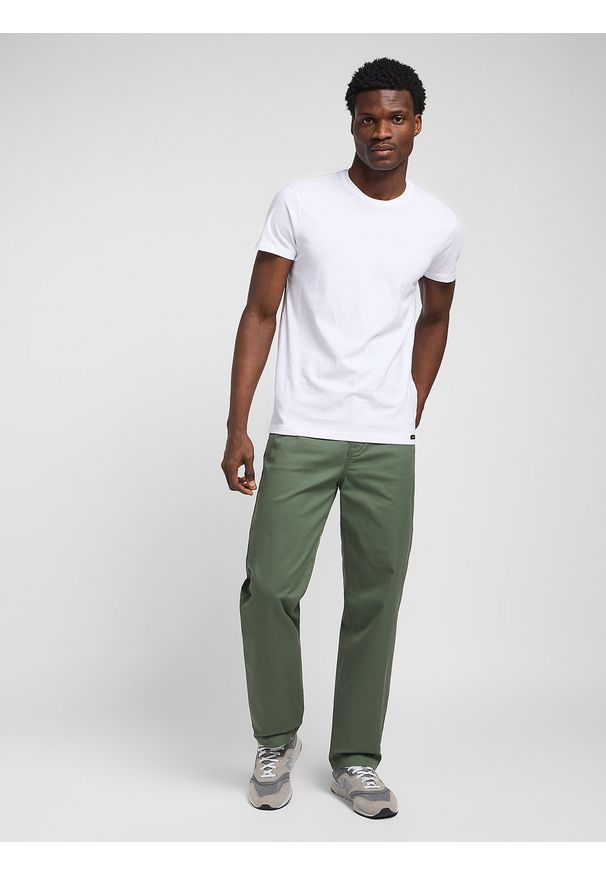 Lee - LEE MĘSKIE SPODNIE MATERIAŁOWE LEE RELAXED CHINO OLIVE GROVE 112342934. Materiał: materiał