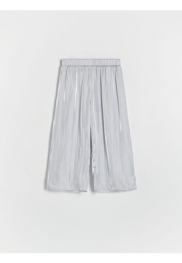 Reserved - Spodnie z połyskiem - jasnoszary. Kolor: szary. Materiał: tkanina