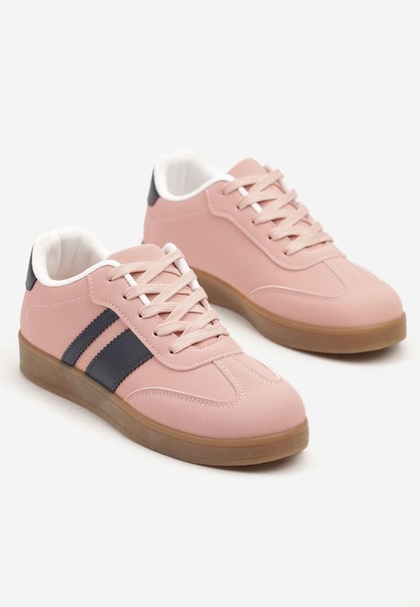 Renee - Różowe Sneakersy Typu Tenisówki Ozdobione Paskami Amolana. Okazja: na co dzień. Zapięcie: pasek. Kolor: różowy. Materiał: jeans. Wzór: aplikacja